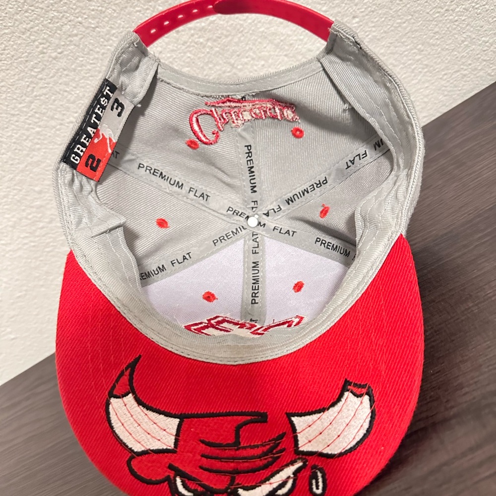 Chicago Bulls red and grey snapback cap